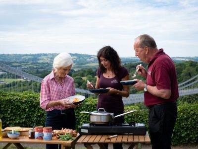 TX02 SM Mary Berry and Jo Clive Bailey from Bailey Balloons eating a Shakshuka in front of the Clifton Suspension Bridge